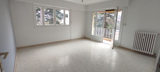 Vallauris - centre ville , Appartement type 3 d'angle en étage élevé