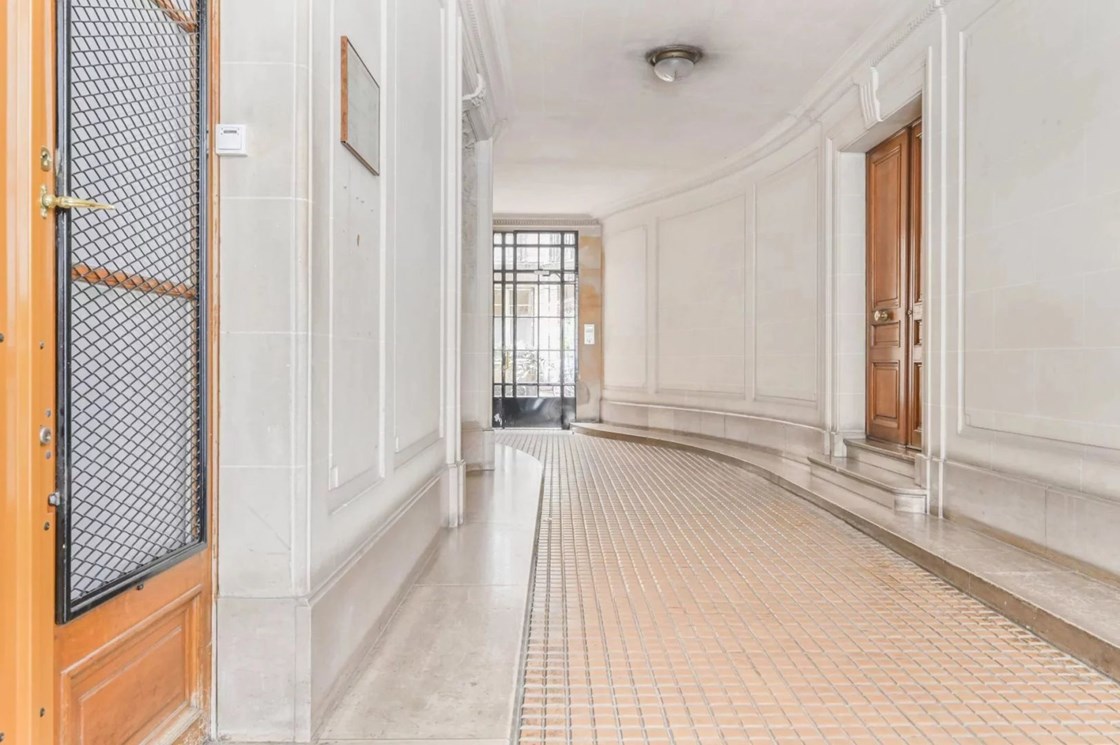 Chambre de service avec ascenseur -  Wagram - Paris 17ème