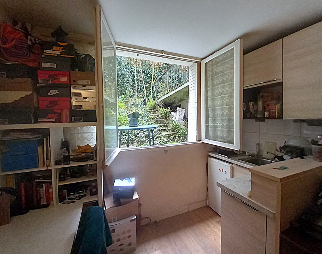 Poliveau - Bien (1 pièce) en cour anglaise.