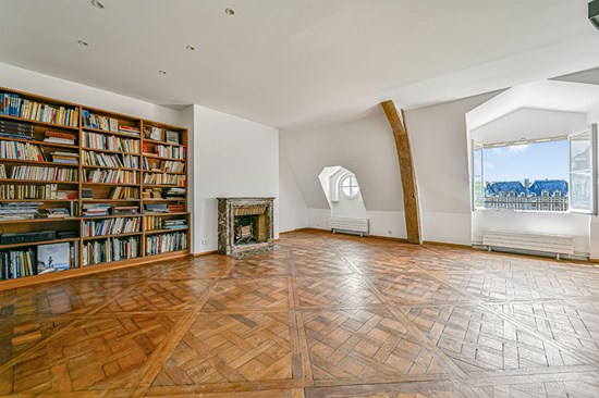 Duplex 165m² dans un Hôtel Particulier aux derniers étages par ascenseur - vue sur la place des Vosges-