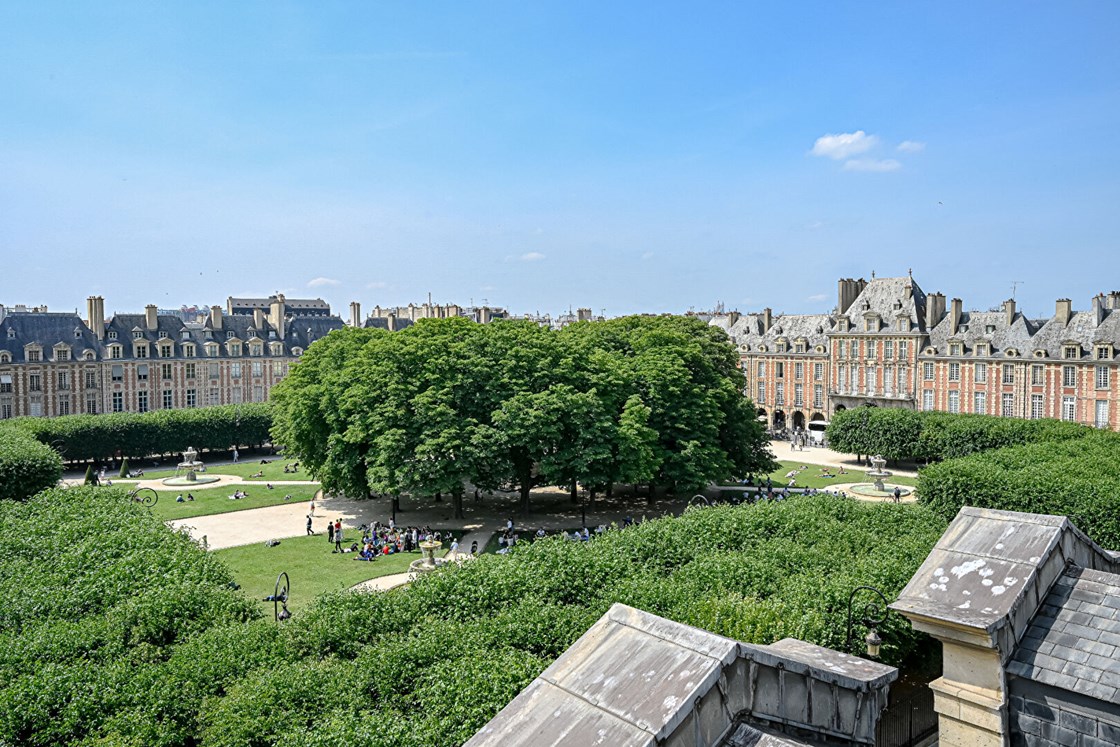 Duplex 165m² dans un Hôtel Particulier aux derniers étages par ascenseur - vue sur la place des Vosges-