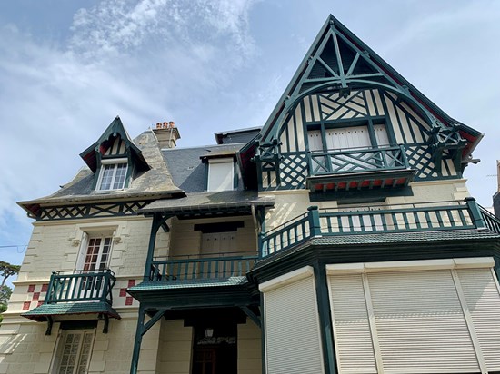 TROUVILLE-SUR-MER      A 2 PAS DE LA PLAGE !