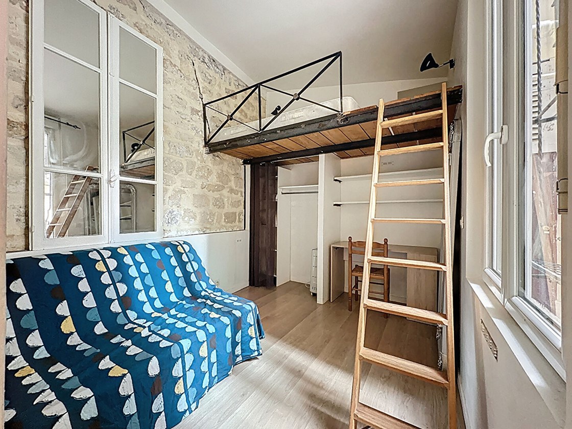 Studio avec mezzanine et pierres apparentes