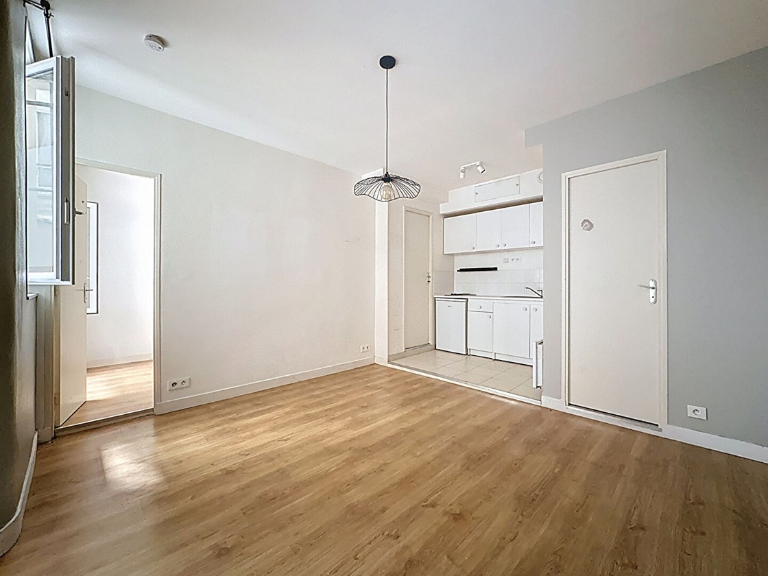 Batignolles / Deux pièces à rénover - Rez-de-chaussée sur cour