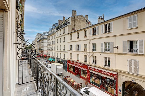 Lumineux 4 pièces rénové avec balcon -- Rue Saint-Dominique