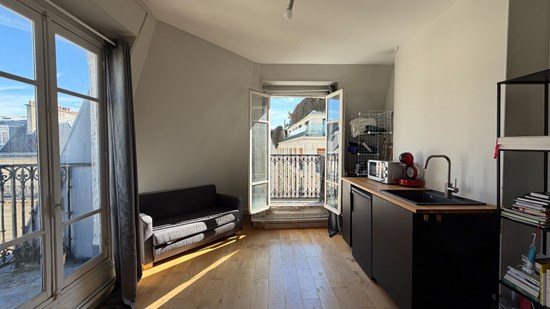 Paris 16e  Dernier étage avec 2 balconnets : chambre de service