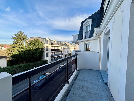 Appartement avec deux balcons - Proche RER E