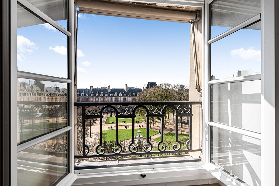 Paris 3ème - Place des Vosges - Duplex plein soleil avec vue dégagée