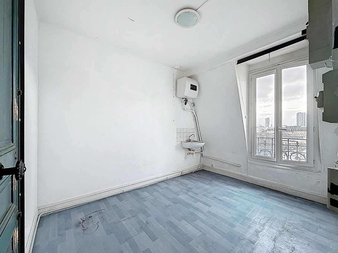 Chambre avec point d'eau, WC sur palier