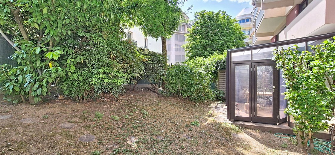 Trois pièces avec terrasse et jardin, proche Nation