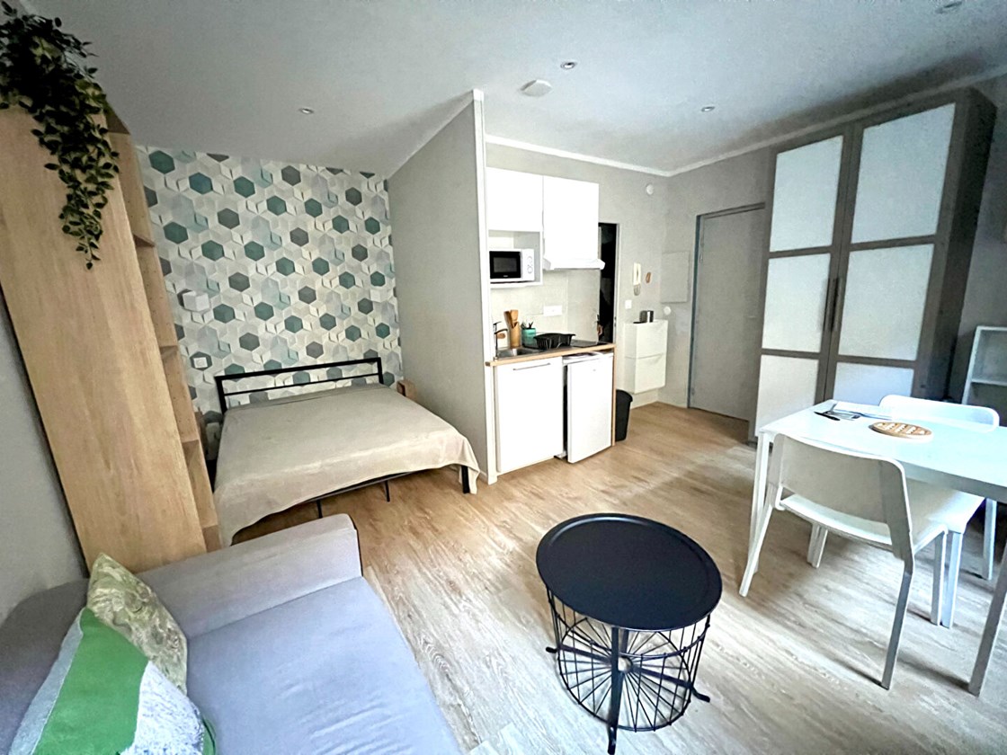 Studio vendu meublé!