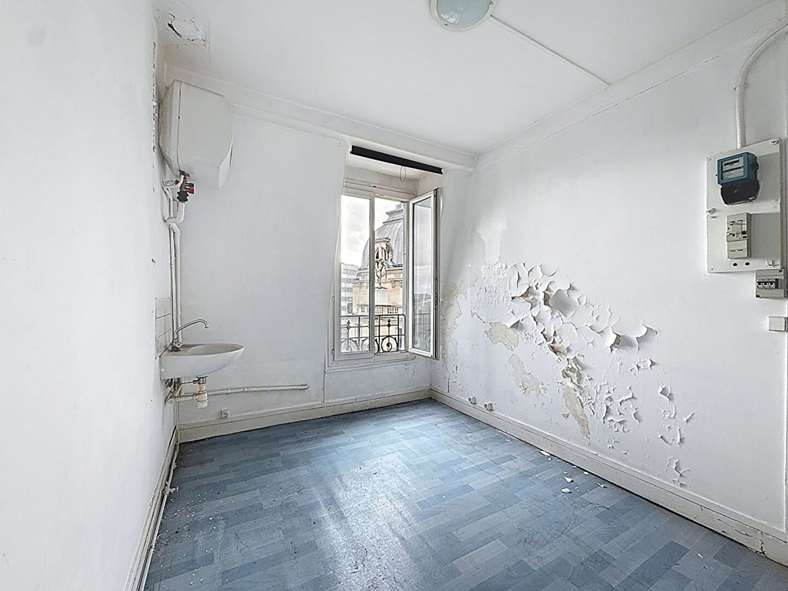 Chambre avec point d'eau, WC sur palier