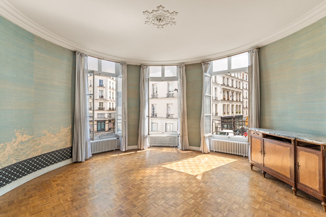 Entre la place des Vosges et la rue de Bretagne - Appartement à rénover avec triple exposition et réception en rotonde