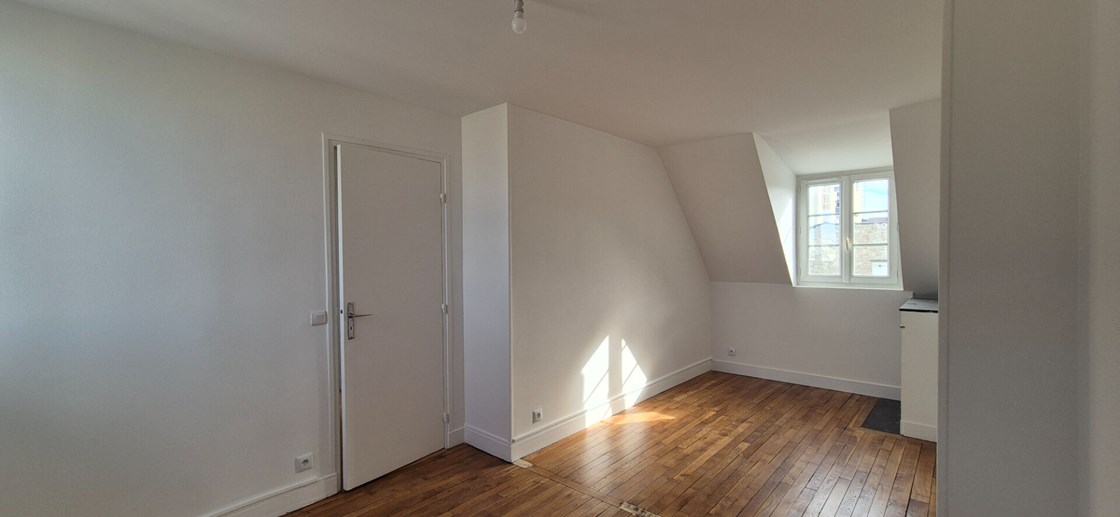 Deux pièces refait à neuf vue Montmartre