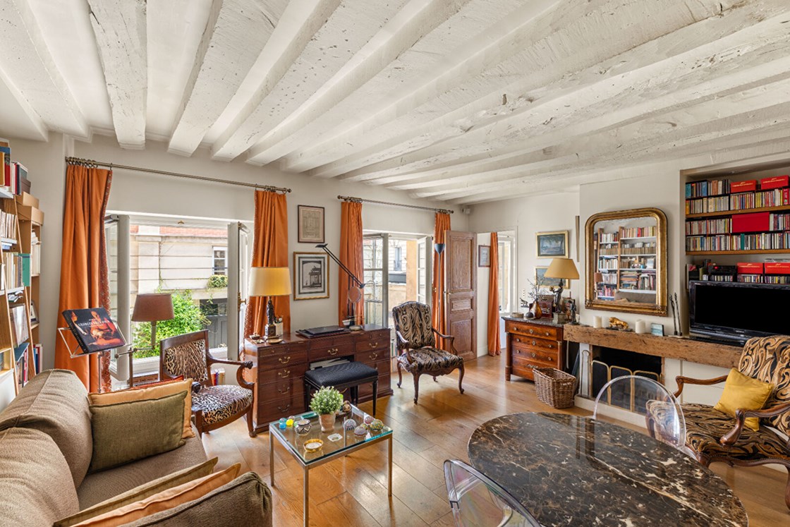 Place des Vosges, un élégant appartement dans un hôtel particulier