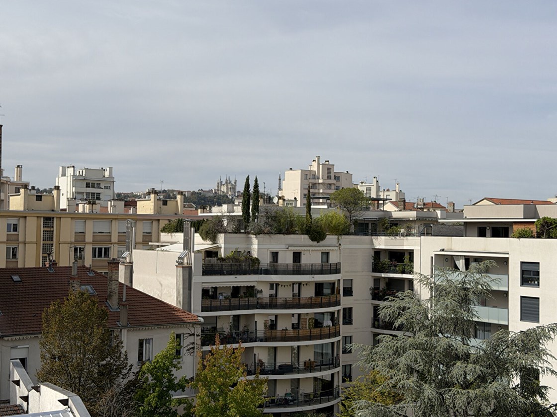 Dernier étage avec ascenseur et vue dégagée