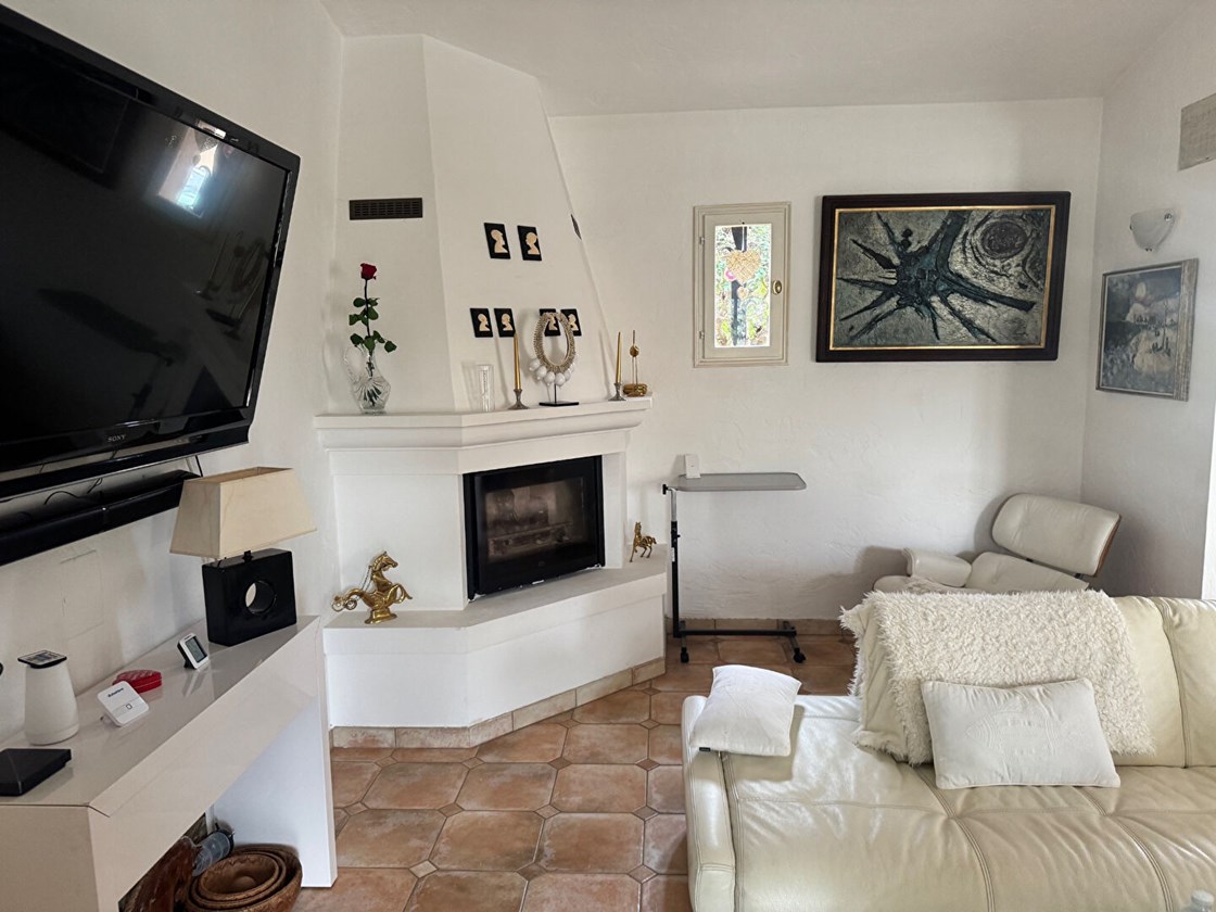 Villa avec piscine, vue dégagée et beaux volumes à Peymeinade